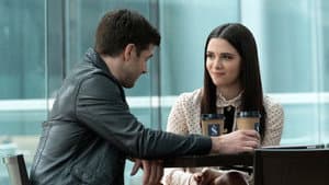 La femme qui se cache derrière ses vêtements