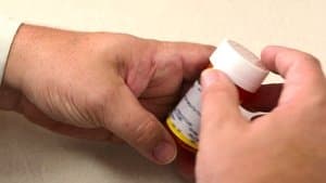 Des dealers en blouse blanche